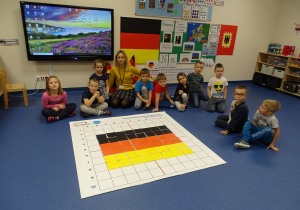 Dzieci z gotową flagą Niemiec